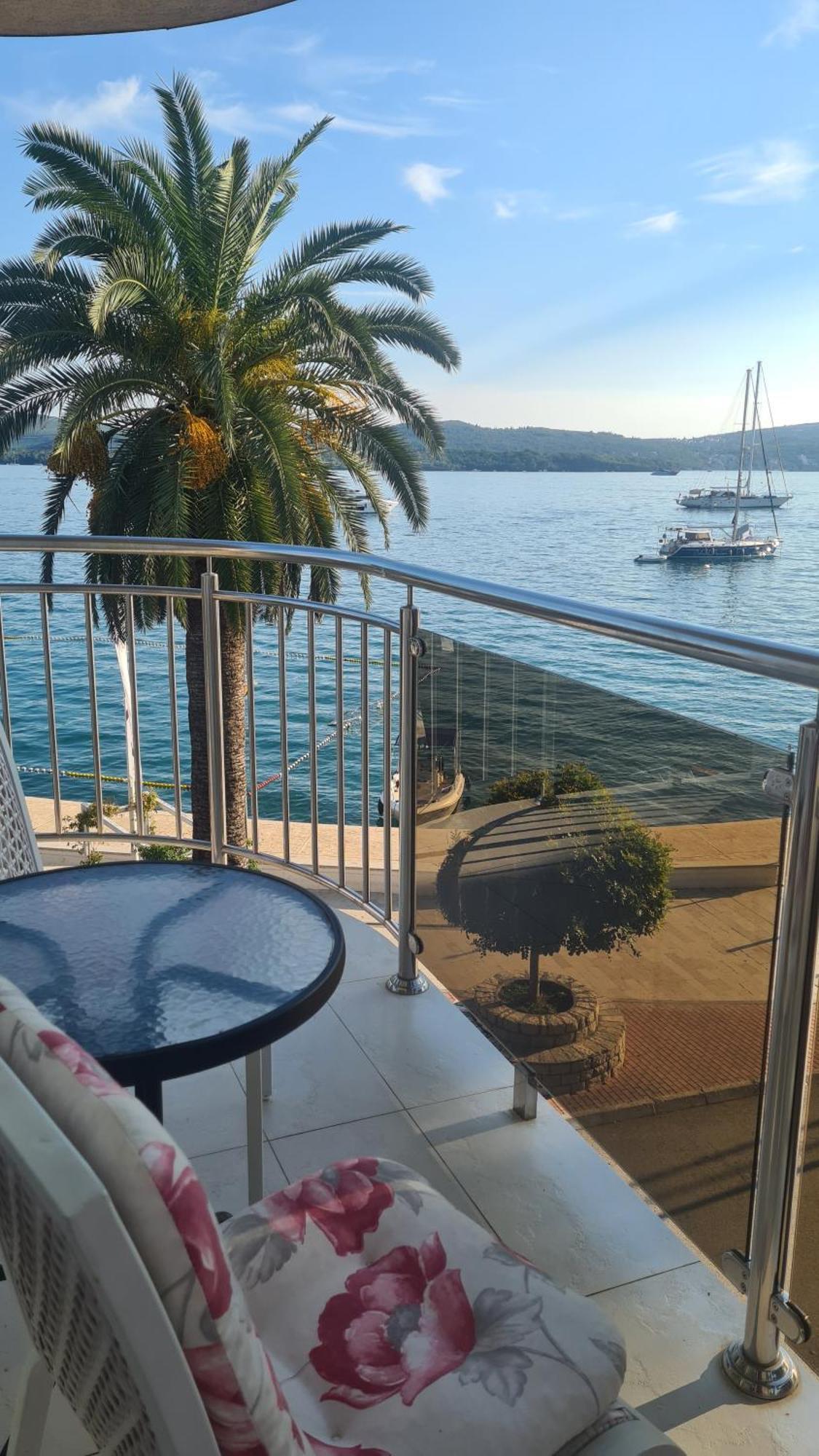 Chic Apartment In The City Center By The Sea Teodo Esterno foto